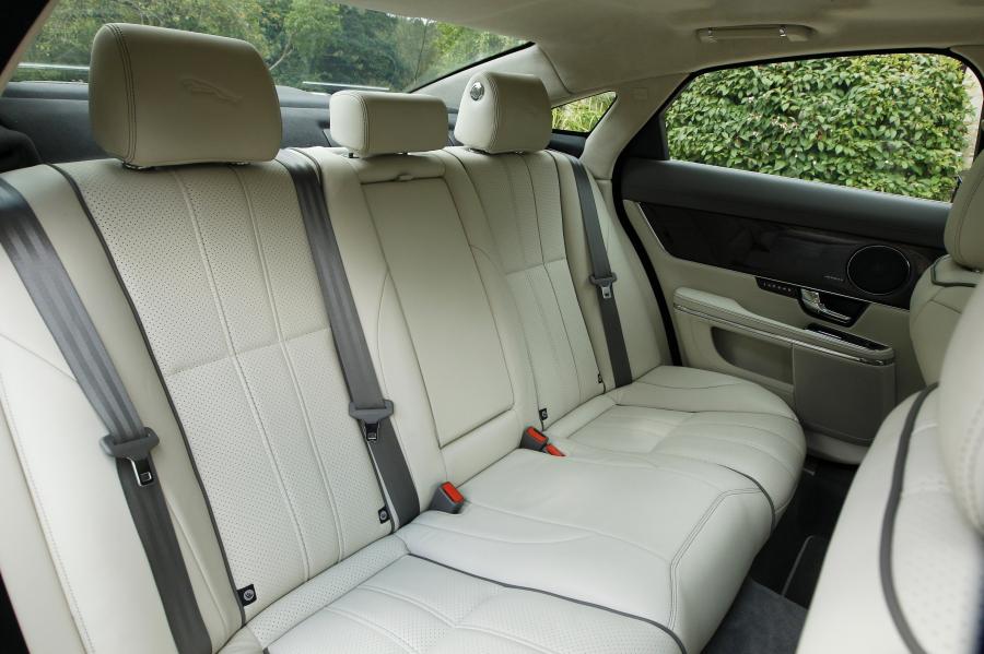  Jaguar XJ 2012 года  (UK) (фото 3 из 121)
